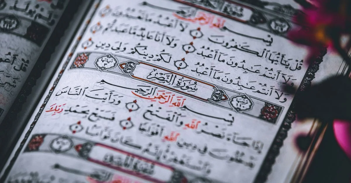 Un gros plan détaillé des pages du Coran présentant des écritures arabes, mettant l'accent sur le texte religieux et la calligraphie.