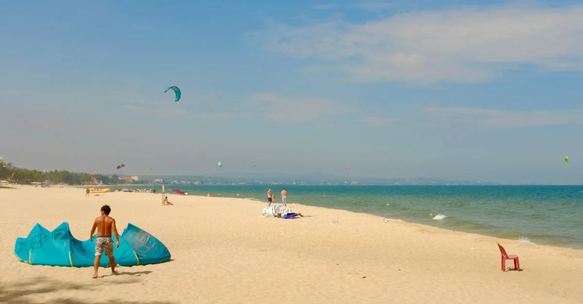 Activité de plage avec des kite surfers par une journée ensoleillée à Binh Thuan, Vietnam.
